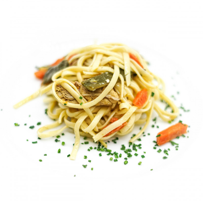 Tallarines con pollo y verduritas (600 grs)