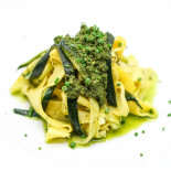 Parpadelle con calabacín y pesto (600 grs)