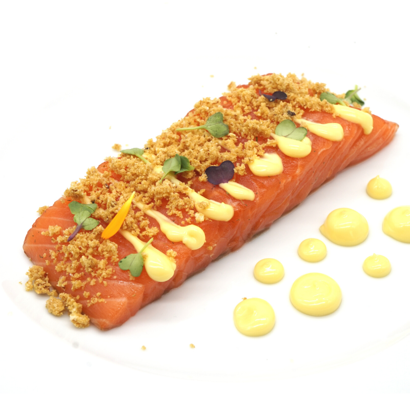 Lingote de salmón marinado en Tataki con spicy y panko de furikake