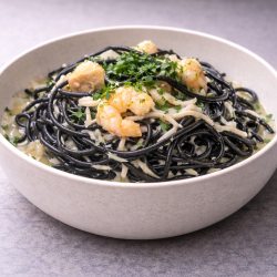 Espaguetti negros con gulas y langostinos