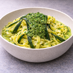 Parpadelle con calabacín y pesto