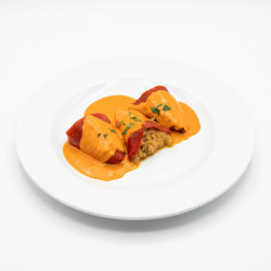 Pimientos del piquillo rellenos de brandada de bacalao, emplatados